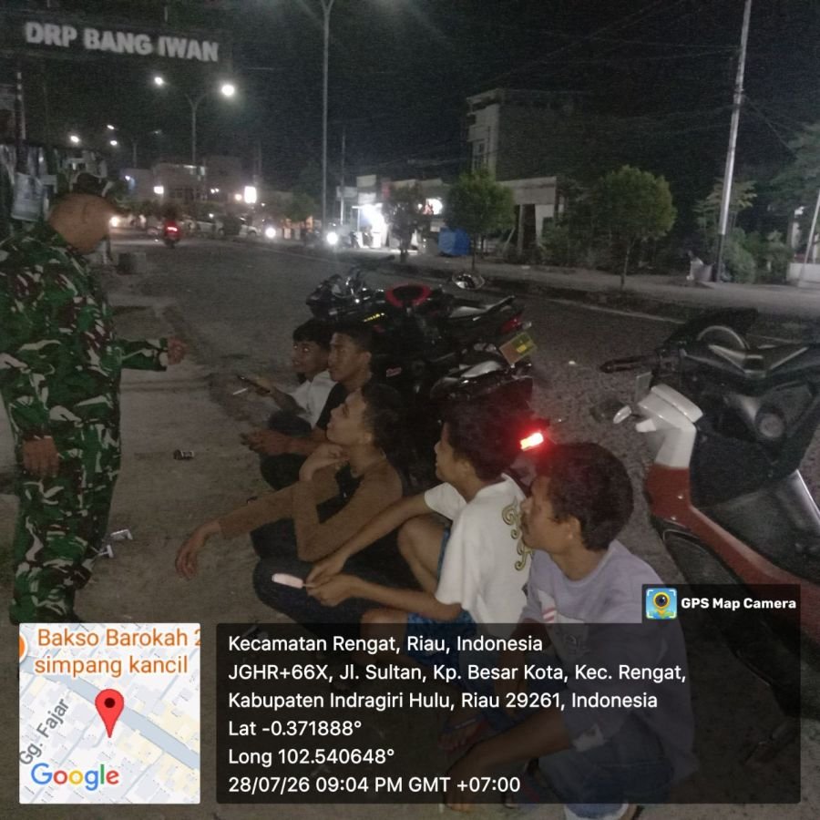 Babinsa Koramil 01/Rengat Patroli Malam Demi Keamanan Warga Di Wilayah Binaan