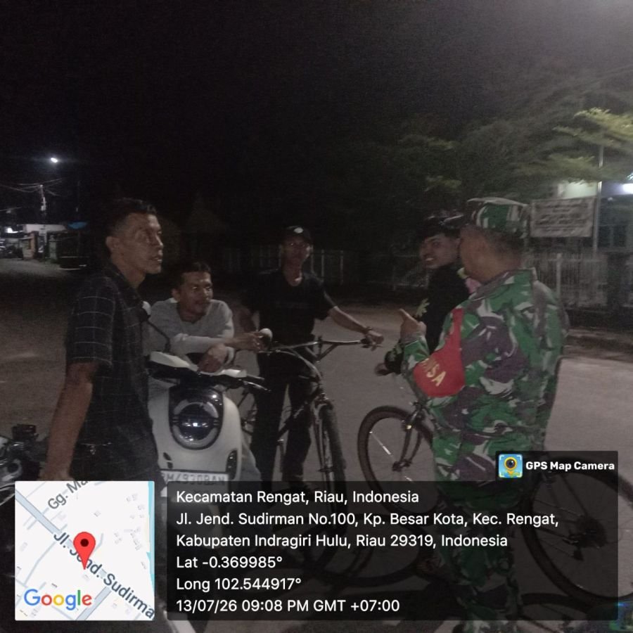 Babinsa Koramil 01/Rengat Patroli Malam Demi Keamanan Warga Di Wilayah Binaan
