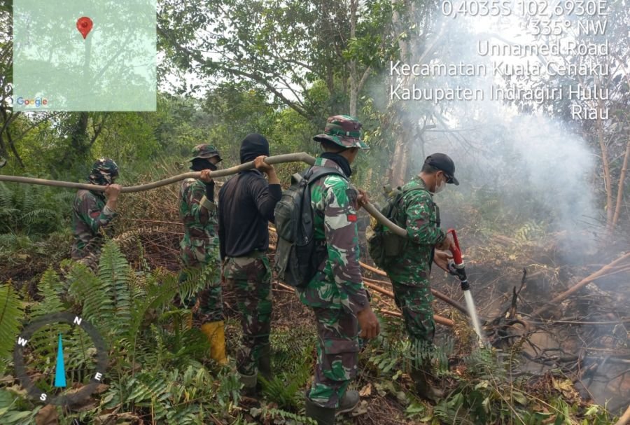 Babinsa Koramil 01/Rengat  Sigap Lakukan Pemadaman Karhutla Didesa Pulau Jum'at