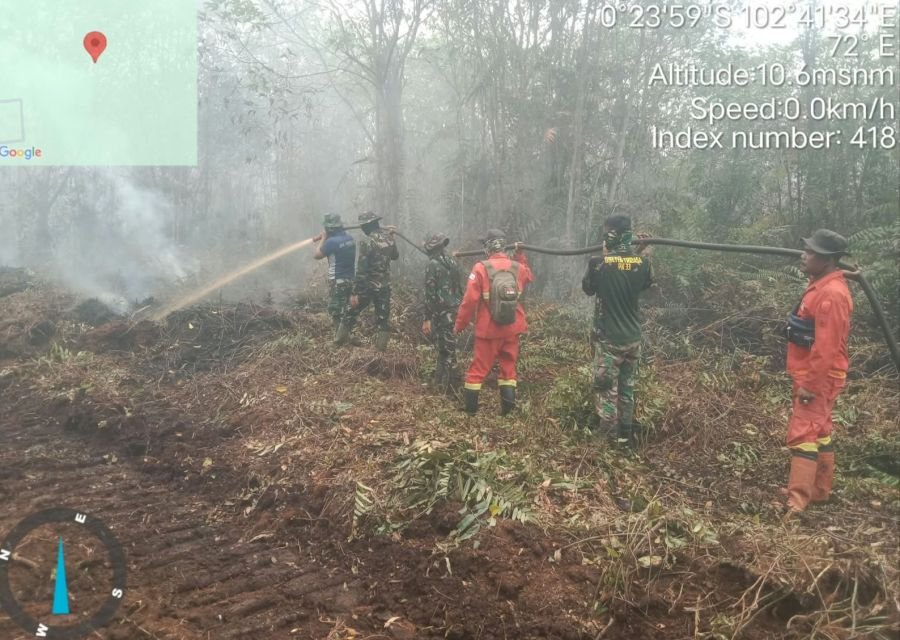 Babinsa Koramil 01/Rengat Sigap Lakukan Pemadaman Karhutla Didesa Pulau jumat