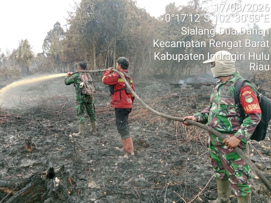 Babinsa Koramil 01/Rengat Terus  Padamkan Karhutla Bersama Tim di HUT RI Ke-81