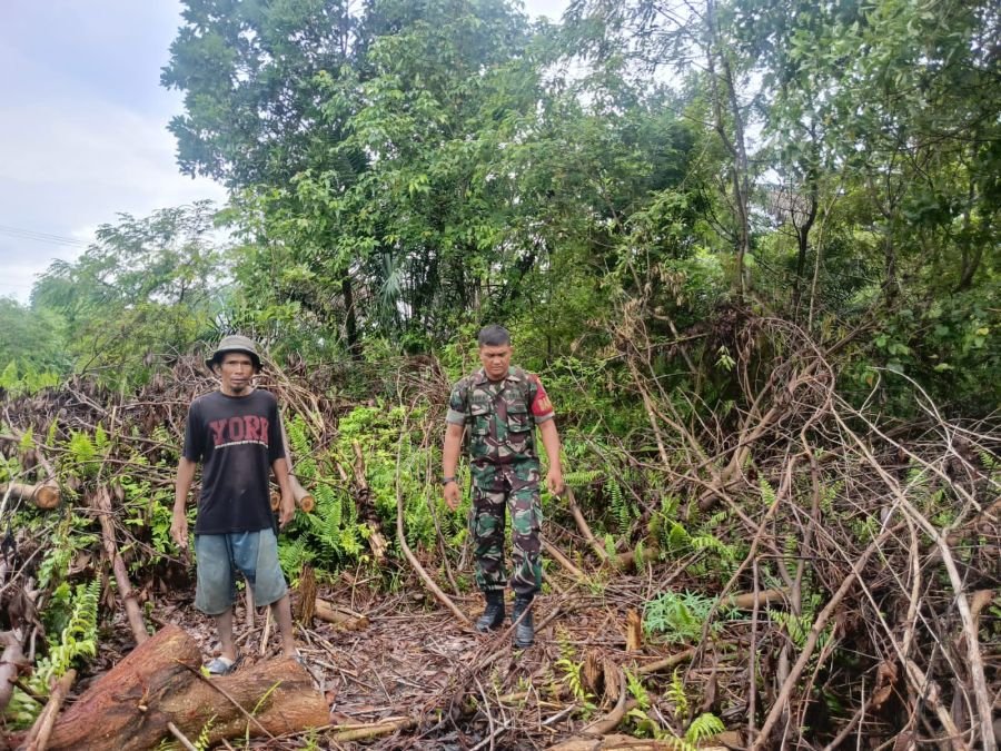 Babinsa Koramil 01/Rumbai Ajak Warga Peduli Lingkungan, Cegah Karhutla Sejak Dini