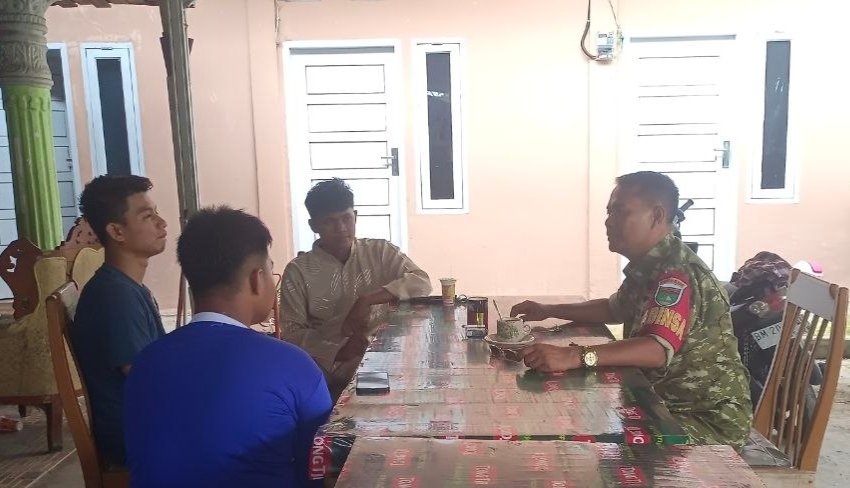 Babinsa Koramil 01/Rumbai Ajak Warga Meranti Pandak Peduli Lingkungan dan Waspada Banjir