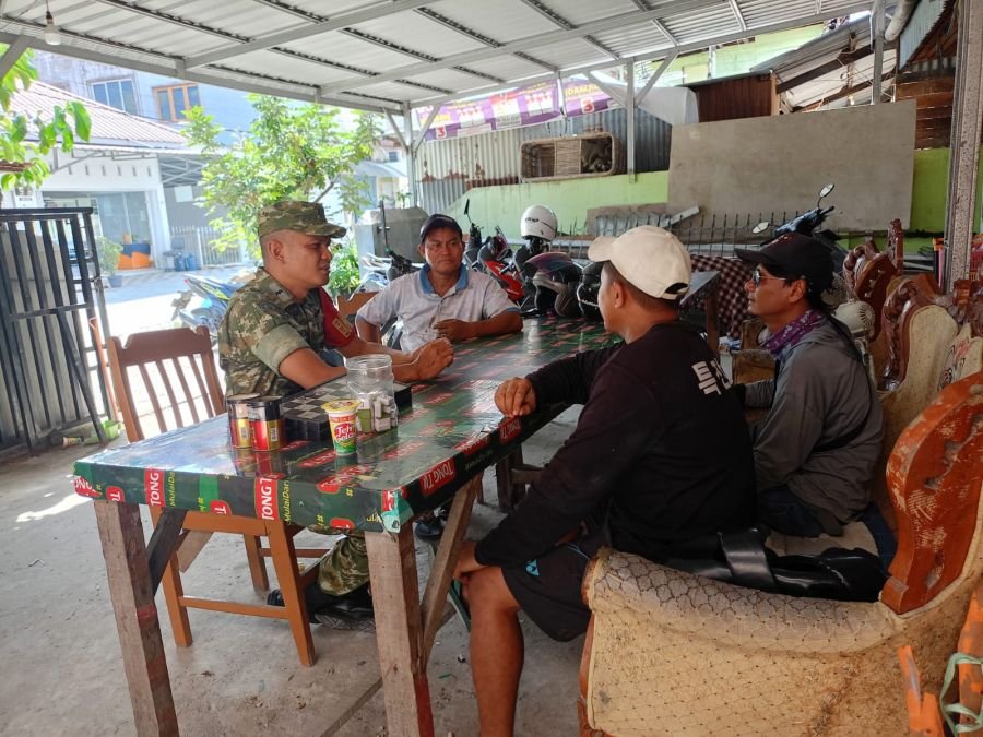 Babinsa Koramil 01/Rumbai Bangun Kebersamaan Bersama Warga Umban Sari