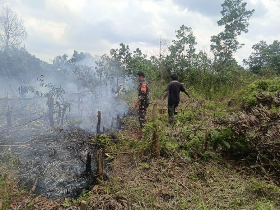 Babinsa Koramil 01/Rumbai Bersama Unsur Terkait Padamkan Karhutla di Palas