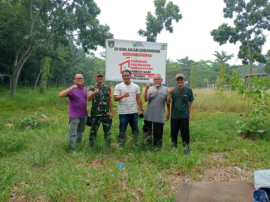 Babinsa Koramil 01/Rumbai Cek Kesiapan Lokasi Rencana Pembangunan Koperasi Merah Putih