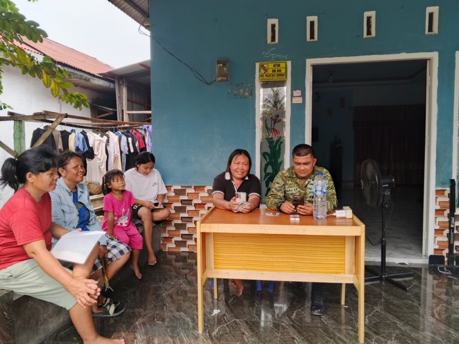 Babinsa Koramil 01/Rumbai Dampingi Pendataan Warga Kurang Mampu, Pastikan Bansos Tepat Sasaran