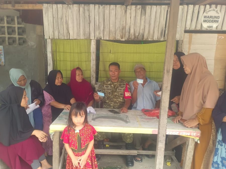 Babinsa Koramil 01/Rumbai Dampingi Warga Daftar Bansos, Pastikan Masyarakat yang Membutuhkan Terdata