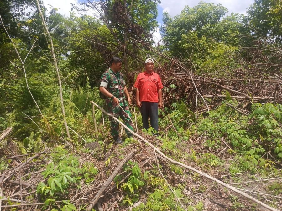 Babinsa Koramil 01/Rumbai Gencarkan Edukasi dan Patroli Cegah Karhutla di Wilayah Binaan