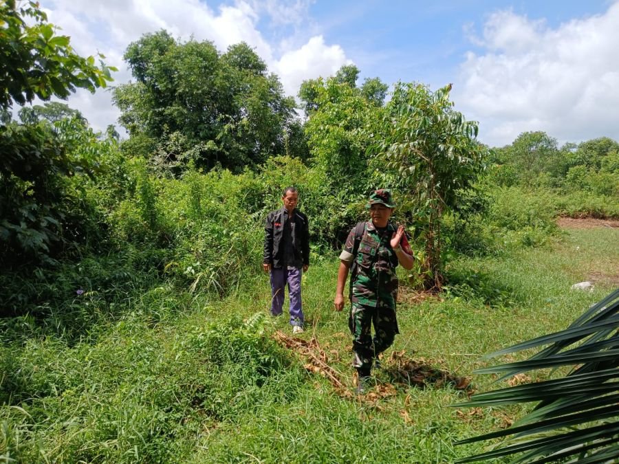 Babinsa Koramil 01/Rumbai Gencarkan Patroli dan Edukasi Humanis Cegah Karhutla di Meranti Pandak