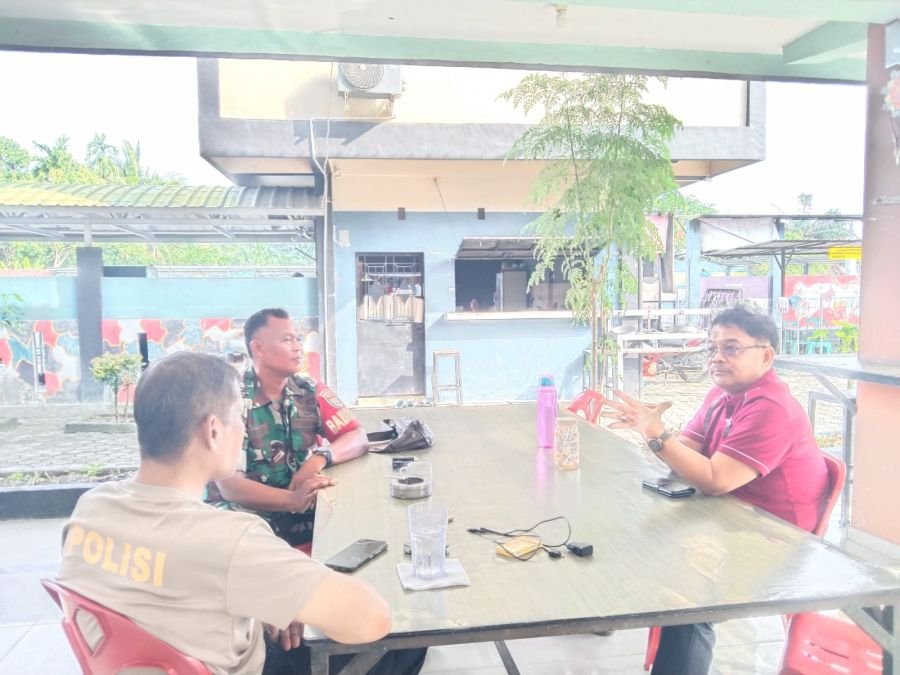 Babinsa Koramil 01/Rumbai Imbau Warga Gunakan Masker di Tengah Polusi Asap