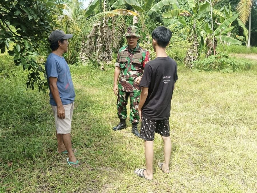 Babinsa Koramil 01/Rumbai Ingatkan Warga Tidak Membakar Lahan Sembarangan