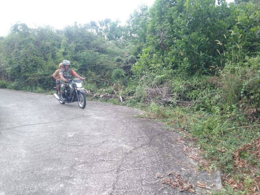 Babinsa Koramil 01/Rumbai Intensifkan Edukasi dan Patroli Cegah Karhutla di Sri Meranti