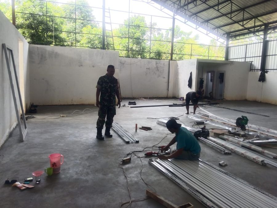 Babinsa Koramil 01/Rumbai Kawal Pembangunan KDKMP Sri Meranti