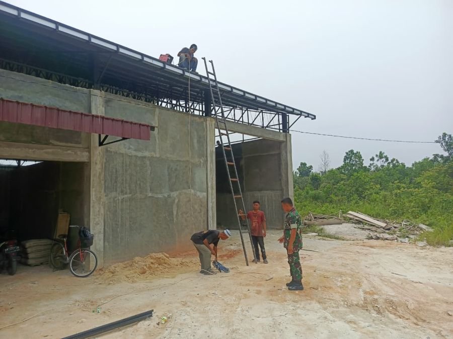 Babinsa Koramil 01/Rumbai Monitor Pembangunan KDKMP di Palas