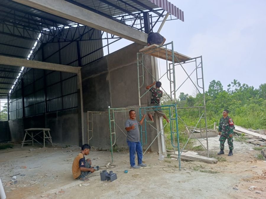 Babinsa Koramil 01/Rumbai Monitoring Progres Pembangunan KDKMP di Kelurahan Palas