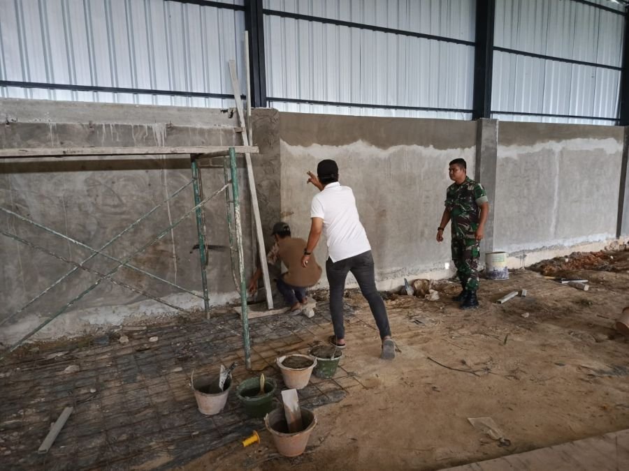 Babinsa Koramil 01/Rumbai Pantau Pembangunan KDKMP, Dorong Penguatan Ekonomi Warga