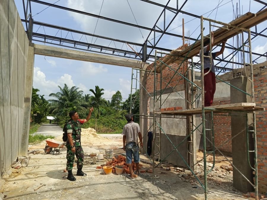 Babinsa Koramil 01/Rumbai Pantau Pembangunan KDKMP Kelurahan Palas