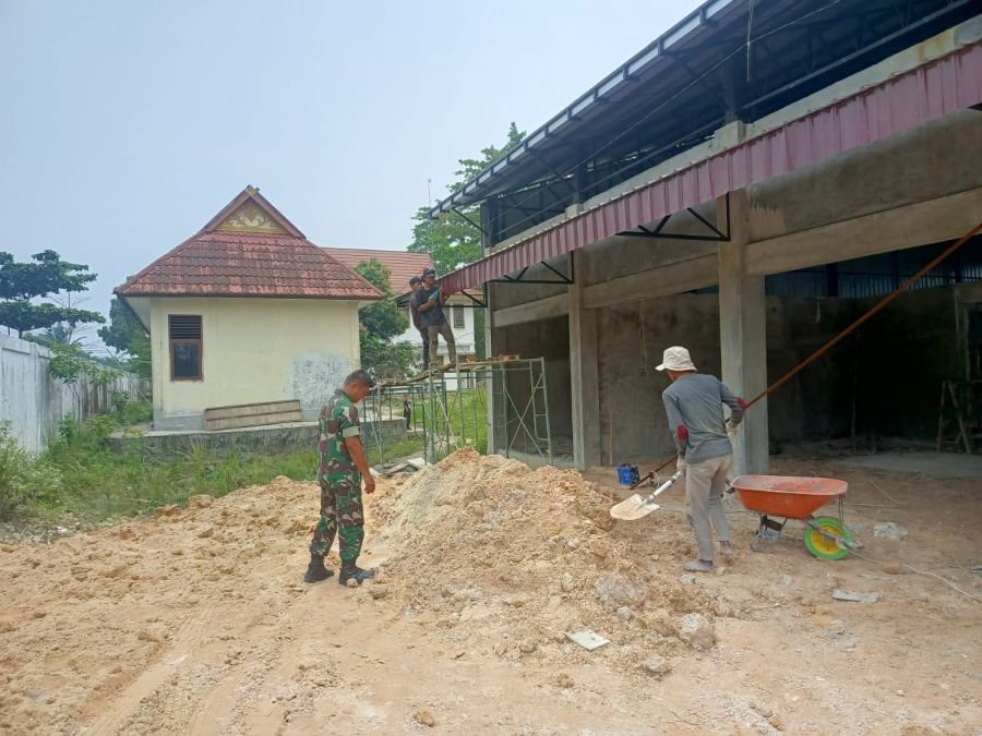 Babinsa Koramil 01/Rumbai Pantau Progres Pembangunan KDKMP di Kelurahan Palas