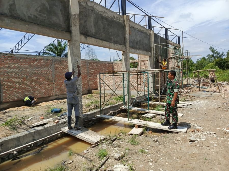 Babinsa Koramil 01/Rumbai Pantau Progres Pembangunan Koperasi Merah Putih di Kelurahan Palas