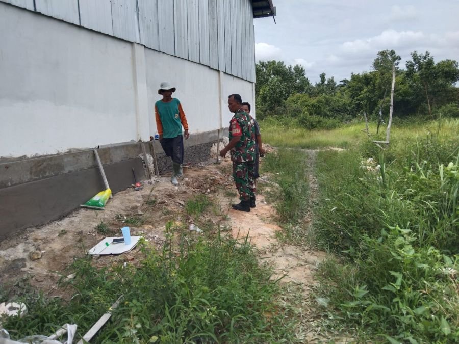 Babinsa Koramil 01/Rumbai Pantau Tahap Akhir Pembangunan KDKMP Sri Meranti