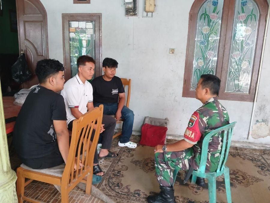 Babinsa Koramil 01/Rumbai Pererat Kemanunggalan TNI-Rakyat Melalui Komunikasi Sosial