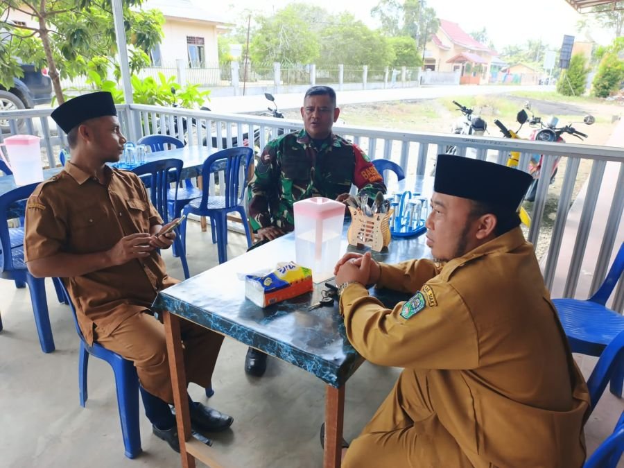 Babinsa Koramil 01/Siak Ajak Warga Perkuat Gotong Royong dan Waspadai Bahaya Narkoba Melalui Komsos