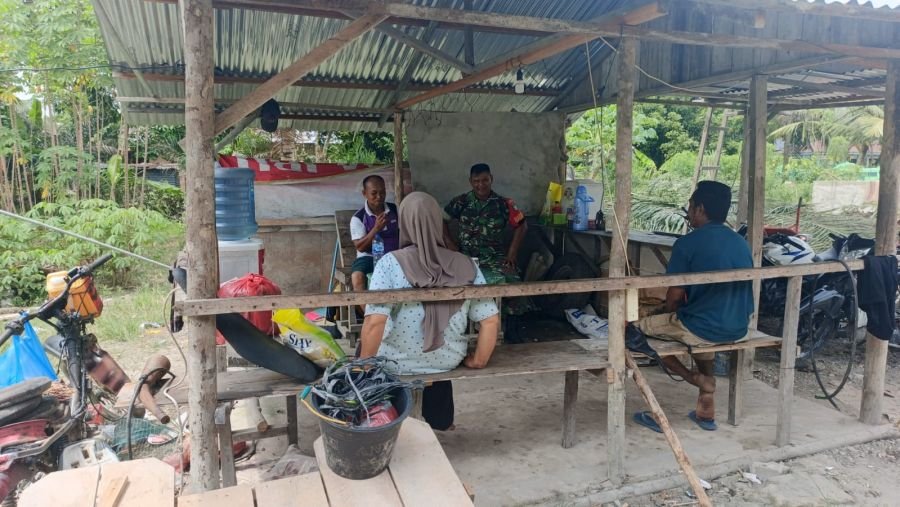 Babinsa Koramil 01/Siak Ajak Warga Perkuat Gotong Royong dan Waspada Bahaya Narkoba Melalui Komsos
