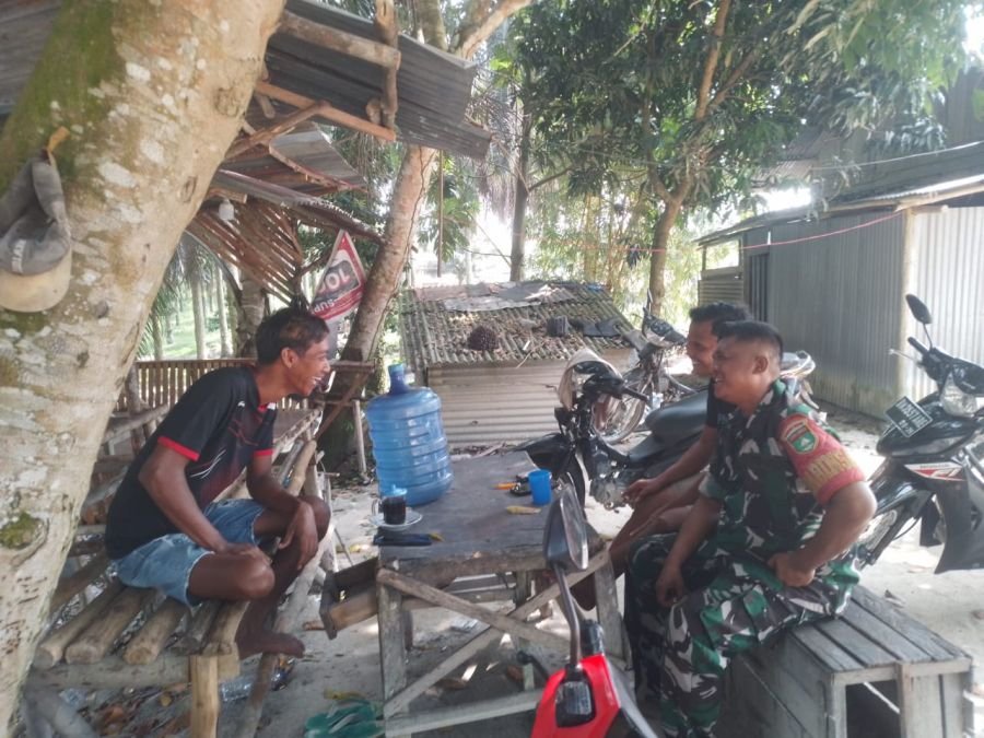 Babinsa Koramil 01/Siak Ajak Warga Jaga Kesehatan dan Keamanan Lingkungan Melalui Komsos
