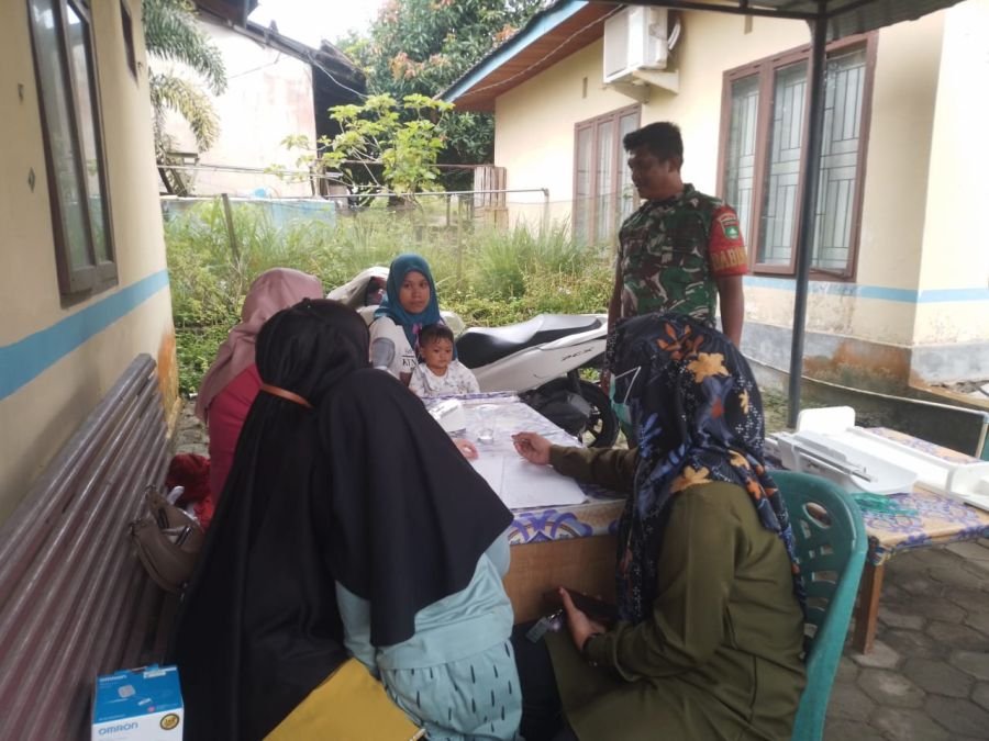 Babinsa Koramil 01/Siak Aktif Cegah Stunting Melalui Pengecekan Anak Kurang Gizi di Rawang Kao