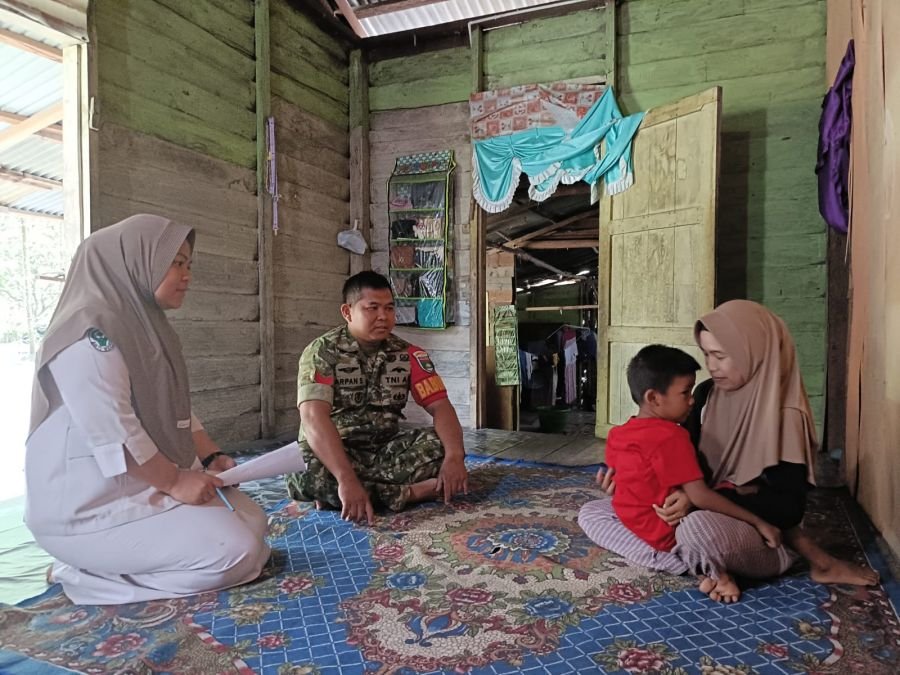 Babinsa Koramil 01/Siak Bersama Bidan Desa Gelar Sosialisasi Pencegahan Stunting di Merempan Hulu
