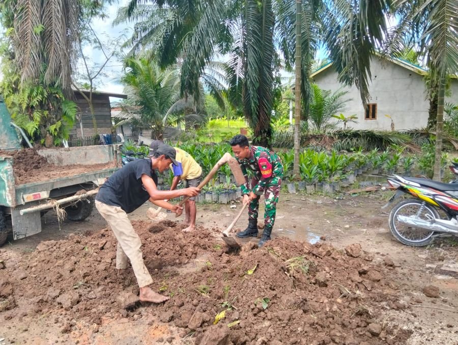 Babinsa Koramil 01/Siak Bersama Masyarakat Laksanakan Gotong Royong di Kampung Buatan Besar