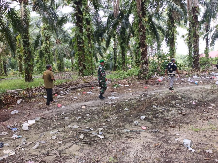 Babinsa Koramil 01/Siak Bersama MPA Tingkatkan Kewaspadaan Karhutla di Kampung Sawit Permai