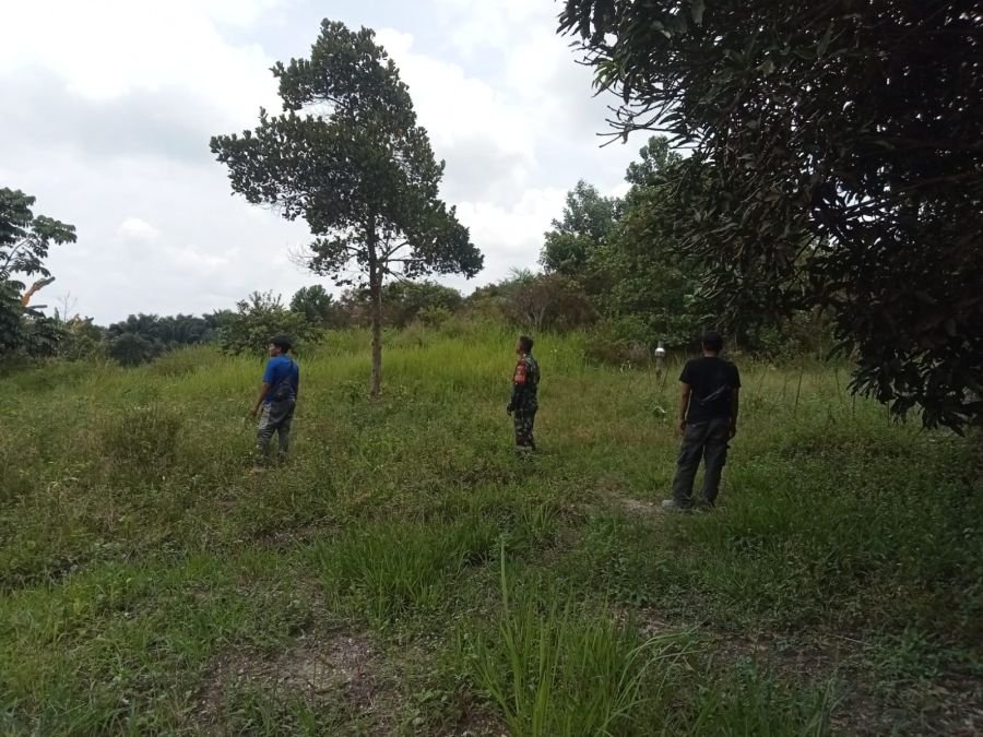 Babinsa Koramil 01/Siak Bersama MPA Perkuat Patroli Karhutla di Kampung Kerinci Kanan