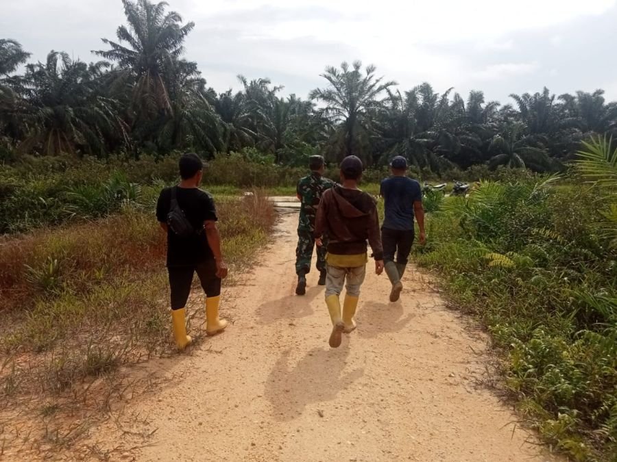 Babinsa Koramil 01/Siak Bersama MPA Perkuat Patroli Karhutla di Kampung Buana Bakti