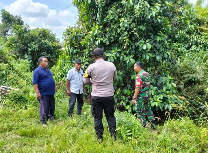 Babinsa Koramil 01/Siak Bersama TNI-Polri dan Warga Perkuat Patroli Karhutla di Rawang Air Putih