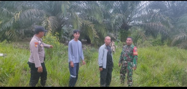Babinsa Koramil 01/Siak Bersama TNI-Polri dan Masyarakat Tingkatkan Kewaspadaan Karhutla di Rawang A