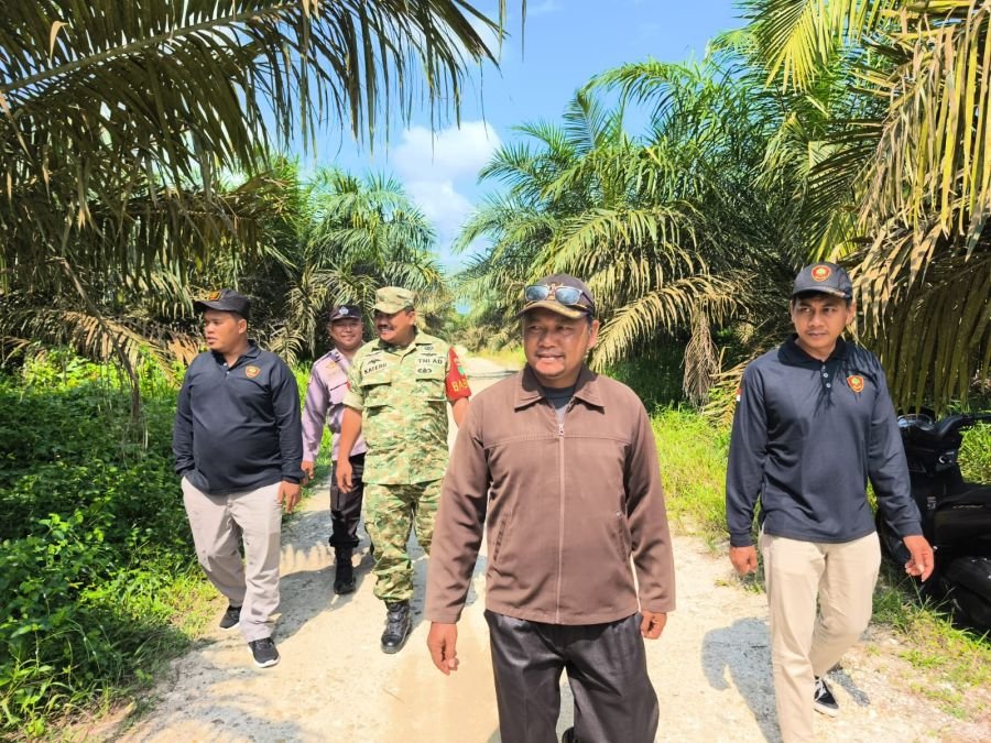 Babinsa Koramil 01/Siak Bersama Warga Perkuat Patroli Karhutla di Kampung Banjar Seminai