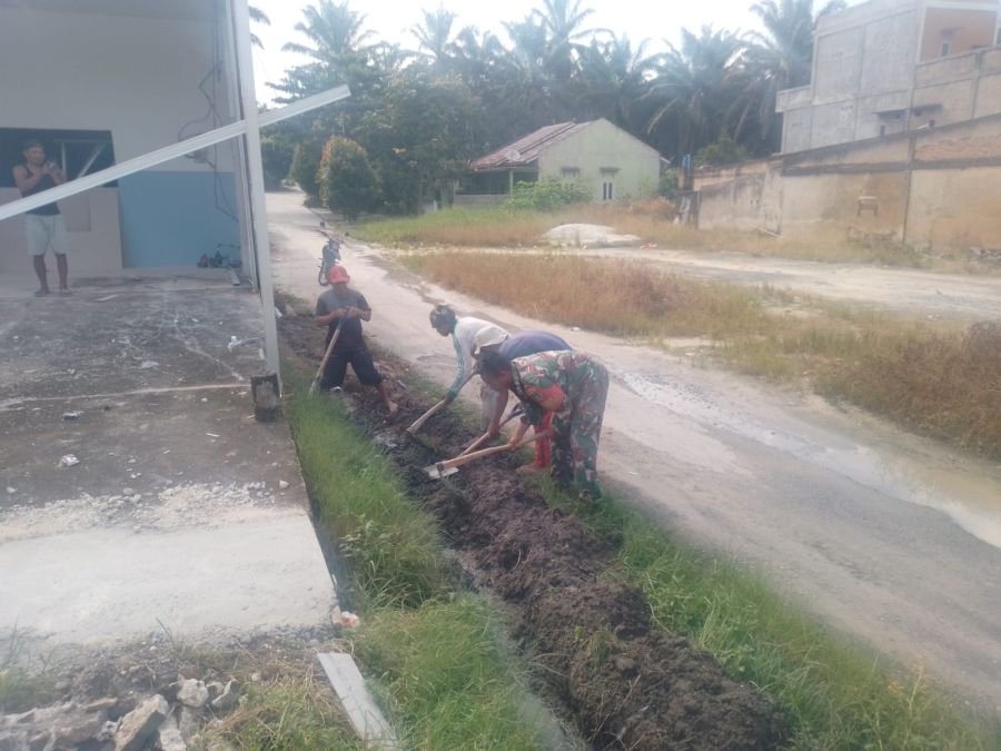 Babinsa Koramil 01/Siak Bersama Warga Gelar Gotong Royong Bersihkan Parit di Rawang Kao Barat