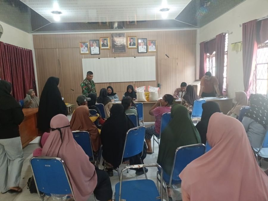 BABINSA KORAMIL 01/SIAK DAMPINGI PENYALURAN BANTUAN PANGAN KEPADA MASYARAKAT
Siak