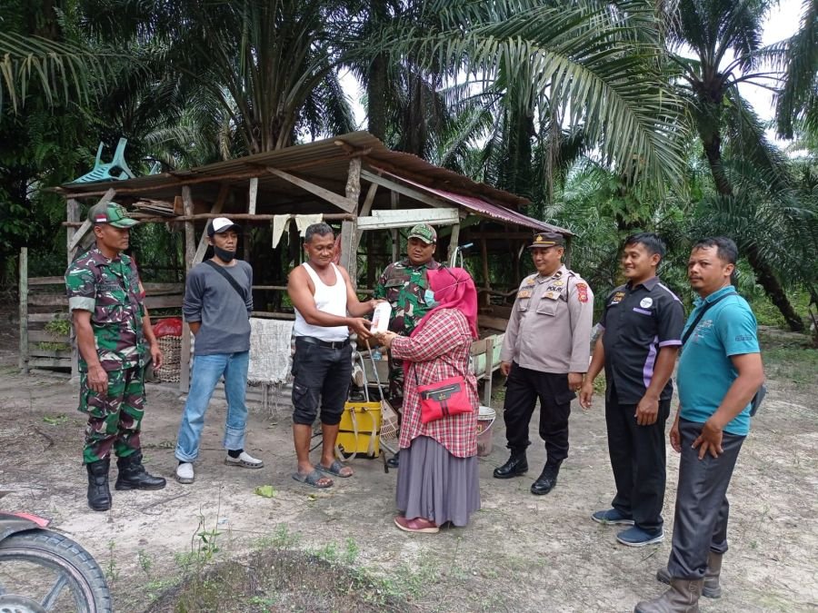 Babinsa Koramil 01/Siak Dampingi Vaksinasi PMK untuk Jaga Kesehatan Ternak di Kampung Dayun