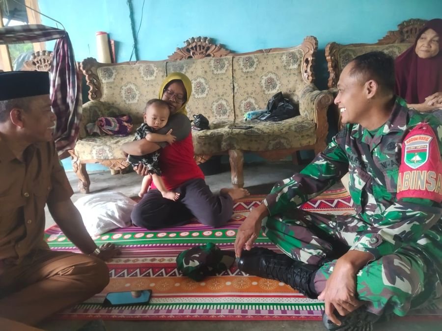 Babinsa Koramil 01/Siak Dukung Pencegahan Stunting Melalui Pendampingan Anak Kurang Gizi