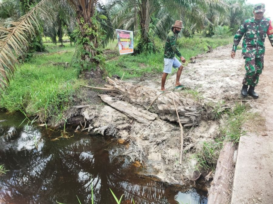 Babinsa Koramil 01/Siak Gencarkan Patroli dan Pemasangan Banner Antikarhutla di Lubuk Dalam