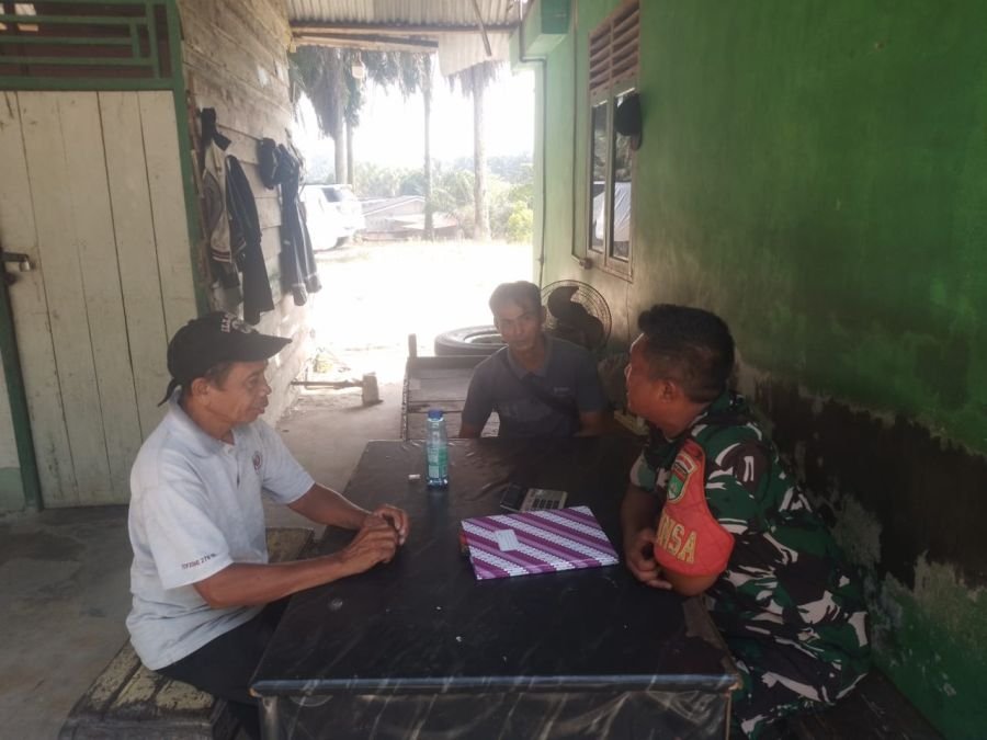 Babinsa Koramil 01/Siak Perkuat Kedekatan dengan Warga Melalui Kegiatan Komsos