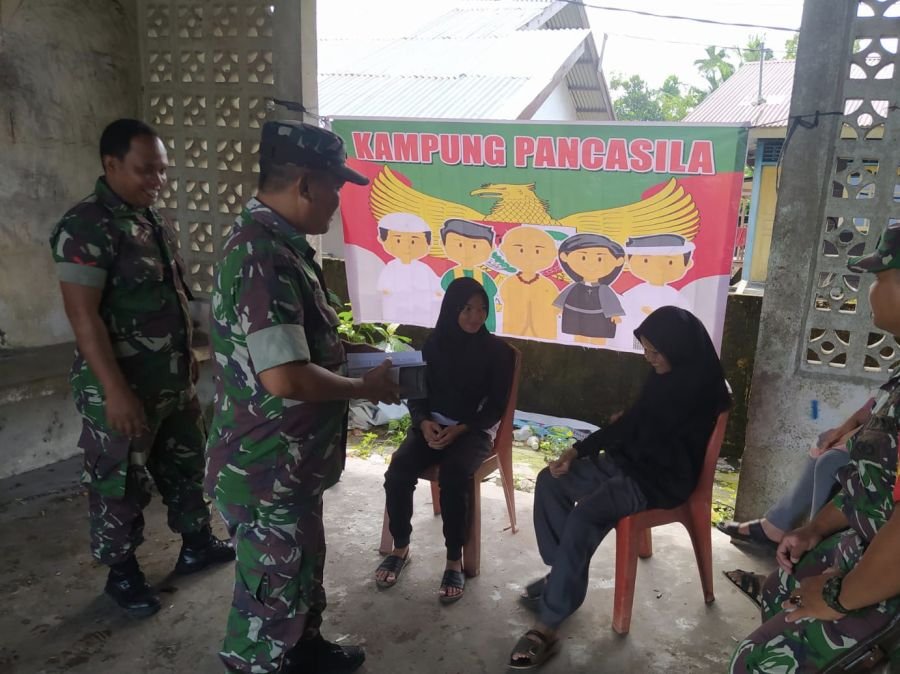Babinsa Koramil 01/Siak Sosialisasikan Nilai-Nilai Pancasila kepada Warga Kampung Buana Makmur