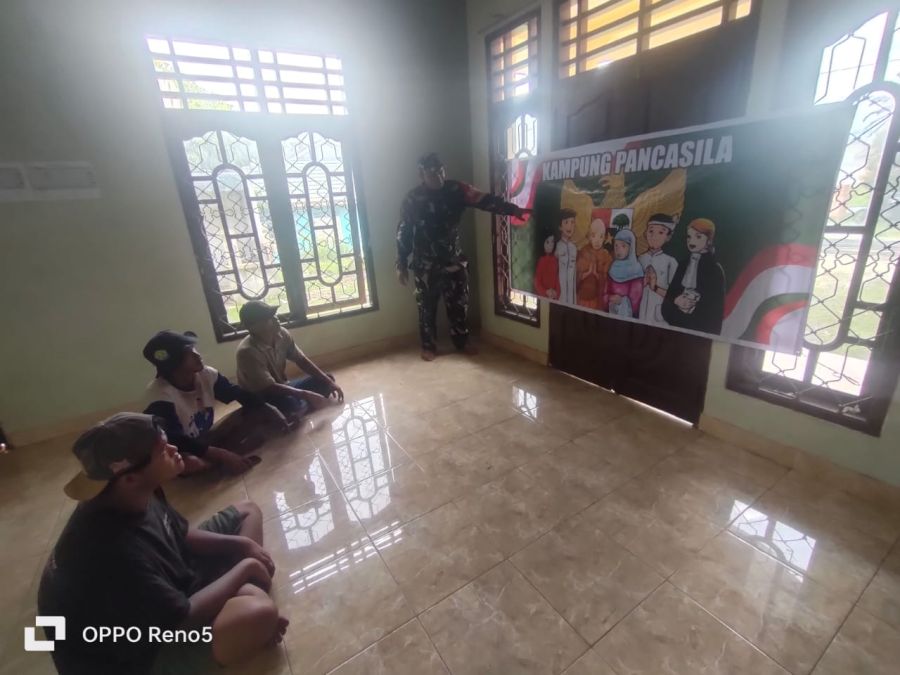 Babinsa Koramil 01/Siak Tanamkan Nilai Pancasila kepada Masyarakat Kampung Merempan Hilir