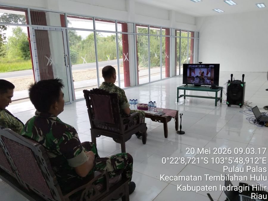 Babinsa Koramil 01/Tbh Sertu Abd. Ali Sabri Dampingi Kasdim Pantau Progres KDKMP Lewat Zoom Meeting