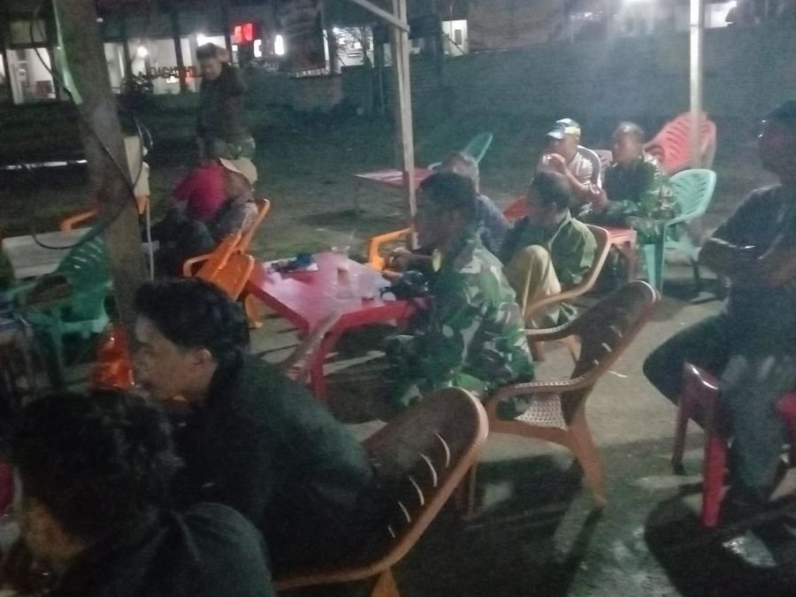 Babinsa Koramil 01/Tembilahan Berbaur Bersama Warga Saat Nobar Piala Dunia