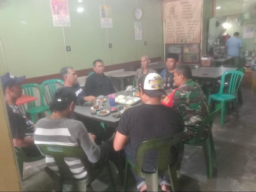 Babinsa Koramil 01/Tembilahan Perkuat Silaturahmi Lewat Sarapan Bersama Tokoh Masyarakat