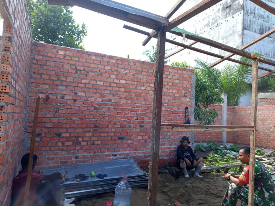 Babinsa Koramil 01/Tembilahan Serda Ronald Manalu Bangun Kedekatan dengan Pekerja Lewat Komduk